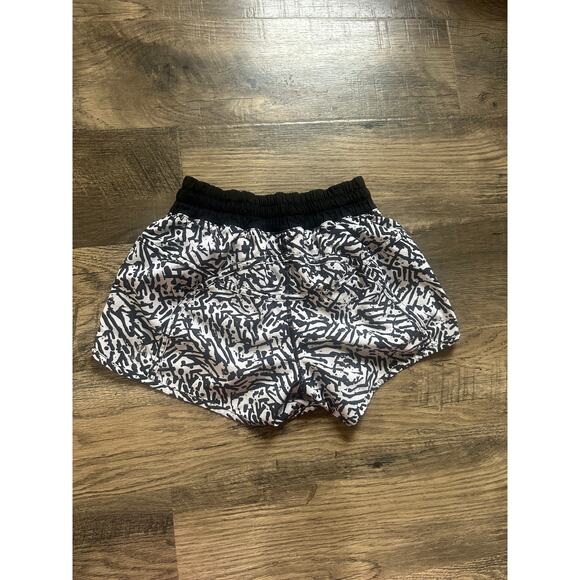 Lululemon Tracker Short III 4-way Stretch Brushed Animal White Black - Picture 5 of 8